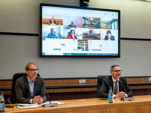 Il 30 gennaio il presidente e assessore provinciale alla Protezione civile Arno Kompatscher (nella foto a destra), in qualità di presidente e capo della Protezione civile altoatesina, ha istituito il Centro Operativo provinciale in vista dei Giochi olimpici; accanto a lui il direttore dell'Agenzia per la Protezione civile Klaus Unterweger; gli altri membri erano collegati in videoconferenza. (Foto: USP/Fabio Brucculeri)