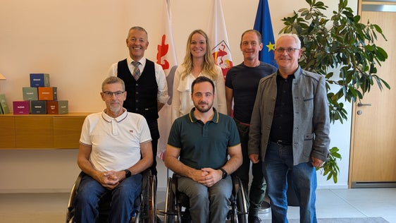 Mit Sportlandesrat Brunner sprach der SGKS-Vorstand unter anderem darüber, wie der barrierefreie Sport mehr Sichtbarkeit erhalten kann. Im Bild (v.l.n.r.) Martin Mair, Landesrat Brunner, Tanja Rainer, Christoph Depaoli, Alessandro Capovilla und Markus Kompatscher. (Foto: LPA/Vera Brunetti)