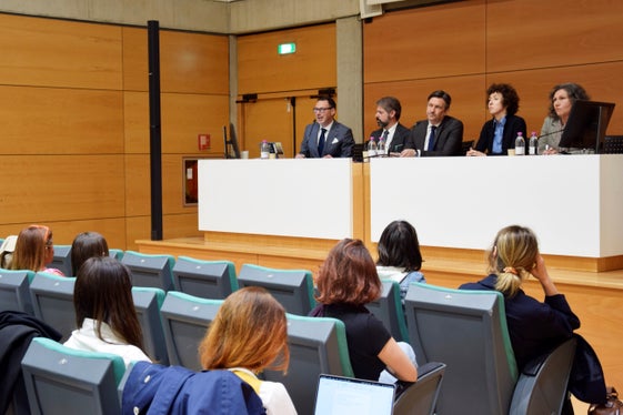 Il punto sull’iniziativa, Sviluppo territoriale: dimensione donna, promossa nell’ambito della Presidenza trentina dell’Euregio, è stato fatto in occasione del primo incontro orientativo tenutosi presso Trentino Sviluppo. Al tavolo dei relatori da sin.: Silli, Degasperi, Spinelli, Bertò, Di Iorio (Foto: Archivio Trentino Sviluppo S.p.A.)