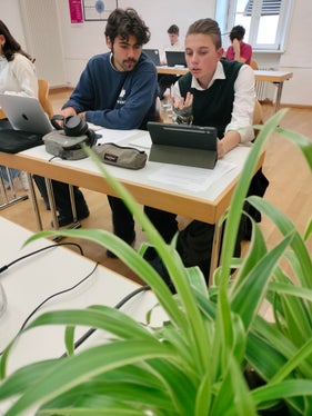 Concentrazione durante il laboratorio di matematica: gli alunni hanno lavorato su forme, numeri e modelli. (Foto: USP/Direzione Istruzione e Formazione tedesca/Kathrin Fill)

