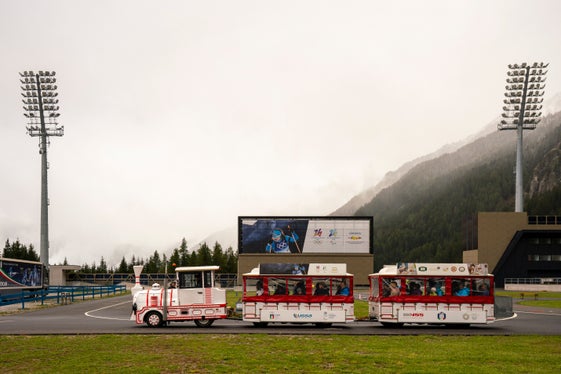 Il trenino olimpico ha guidato per tutta la giornata il pubblico lungo il tragitto di gara olimpico, dentro e fuori lo stadio di Anterselva. (Foto: USP/Daniel Von Johnston)