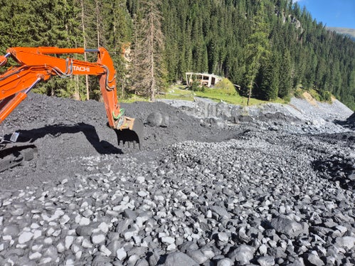 Im Pleisserbach in der Gemeinde Stilfs waren am Abend des 1. August rund 60.000 Kubikmeter Murmaterial abgegangen; die Wildbachverbauung hat umgehend mit Aufräumarbeiten begonnen. (Foto: Amt für Wildbach- und Lawinenverbauung West in der Agentur für Bevölkerungsschutz)