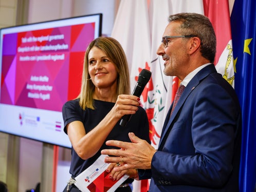 Unter der Moderation von Claudia Messner beantwortete Landeshauptmann Arno Kompatscher Fragen. (Foto: Euregio/Elio Germani)