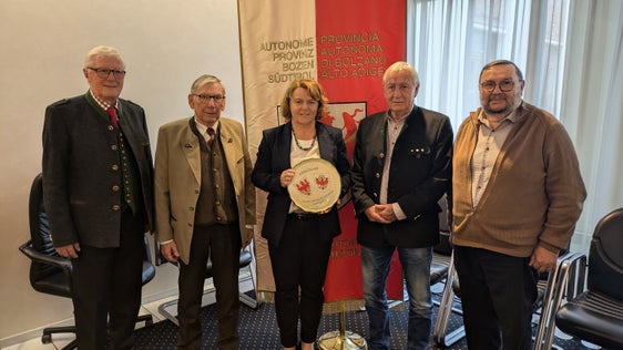 Landesrätin Pamer (Mitte) mit (v.l.) Helmut Lüttge, Gerhard Thomann, Helmuth Angermann und Gebhard Leitinger. (Foto: LPA/Hannes Wisthaler)