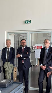 Besuch aus Rom in Bozen: Ettore Acerra (links) mit Landesrat Galateo (Mitte) und Battisti-Schuldirektor Paolo Rech. (Foto: LPA)