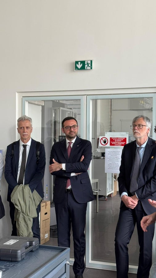 Besuch aus Rom in Bozen: Ettore Acerra (links) mit Landesrat Galateo (Mitte) und Battisti-Schuldirektor Paolo Rech. (Foto: LPA)