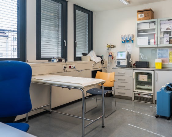 Bei akuten, aber nicht lebensbedrohlichen Beschwerden stehen im Gemeinschaftshaus Ambulatorien für kleine Dringlichkeiten bereit. Im Gemeinschaftshaus arbeiten Ärztinnen und Ärzte, Pflegende und soziale Dienste zusammen. Menschen finden dort gesundheitliche und soziale Dienste wie die Betreuung chronischer Erkrankungen, pflegerische Leistungen, Präventionsangebote sowie soziale und psychologische Beratung. (Foto: LPA/Greta Stuefer)