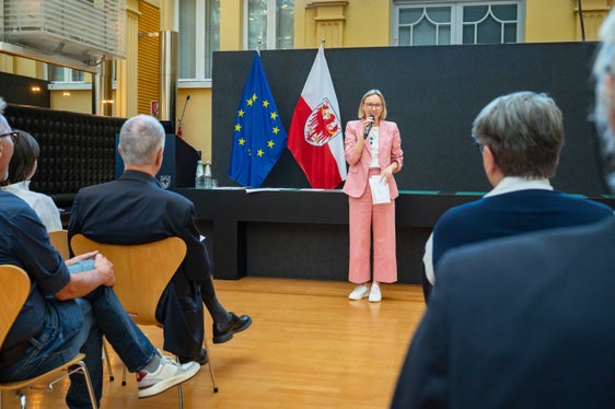 I partenariati di ricerca, come quelli che sono nati grazie alla strategia Horizon Europe, offrono a noi, realtà locale, la possibilità di partecipare alla scena internazionale e allo stesso tempo ci avvicinano all'Europa, ha affermato l'assessora provinciale Magdalena Amhof. (Foto: USP/Greta Stuefer)