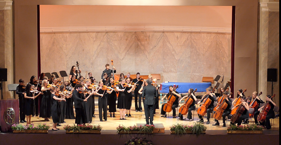 L'orchestra d'archi giovanile JuStO, diretta da Erich Feichter, ha partecipato all'intrattenimento musicale dell'avvio accademico delle scuole di musica tedesche e ladine al Kursaal di Merano. (Foto: USP/Johann Finatzer)