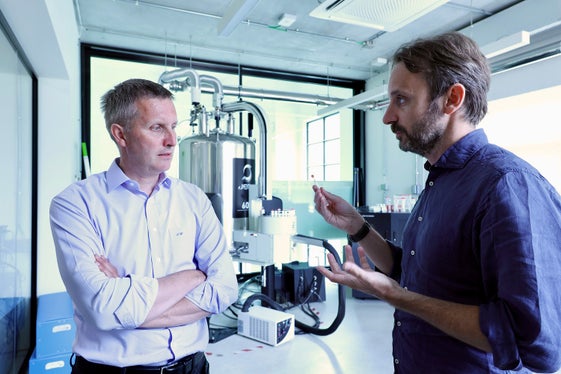 Landesrat Luis Walcher (links) mit dem Leiter des Labors für NMR-Spektroskopie Alberto Ceccon: Das Labor für NMR-Spektroskopie befasst sich mit der qualitativen und quantitativen Charakterisierung kleiner Moleküle und Proteine in Lebensmitteln und Pflanzenteilen mittels hochauflösender Kernspinresonanz. (Foto: LPA/Sabine Pitscheider)