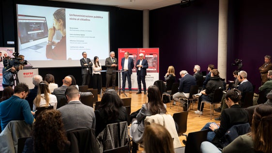 Wie kann die öffentliche Verwaltung noch näher zum Bürger und zur Bürgerin rücken und diese in den Mittelpunkt stellen? Diese Frage stellte sich das Team des Leitprojekts Simply Digital zu Beginn seiner Arbeit. Am 24. Februar wurde das Ergebnis in der Eurac vorgestellt. (Foto: LPA/Fabio Brucculeri)