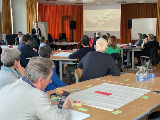 Erstes Treffen der Arbeitsgruppe Standseilbahn Meran-Schenna: Ressortdirektor Martin Vallazza (stehend) stellte die Projektdetails vor. (Foto: sta)