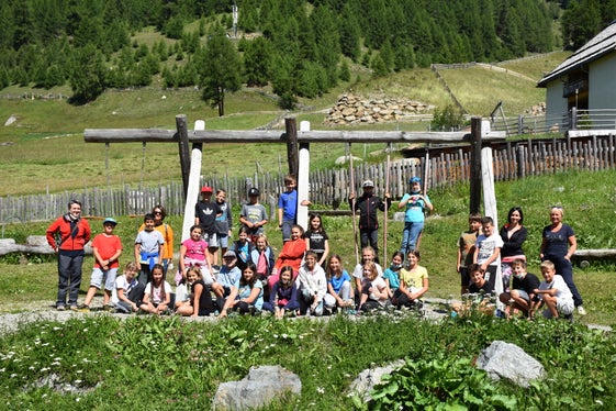 Nach einem negativen Nasenflügeltest stand den Sprachencamps in der Erlebnisschule Langtaufers nichts mehr im Wege: Die Schülerinnen und Schüler konnten – zusammen mit den Lehrpersonen&nbsp;Adelizzi Vito, Ricci Cristiana, Sarah Stecher und Giovanna Vassallo – in besondere Sprach-, Kultur- und Naturerlebnisse eintauchen. (Foto: Wolfgang Thöni)