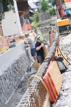 Das Amt für Wildbach- und Lawinenverbauung Ost arbeitet seit April dieses Jahres an der Sanierung von rund 300 Metern der Künette im Bachler Bach in Innichen. (Foto: LPA/Maja Clara)