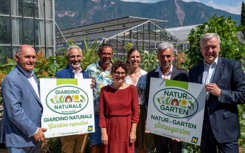 Foto di gruppo durante la consegna della targhetta “Giardino naturale al Centro sperimentale di Laimburg. Da sinistra: Wolfgang Sobotka, Michael Oberhuber, Karl Ploberger, Kathrin Plunger, Sara Nicli, l'assessore Arnold Schuler e Martin Eichtinger (Foto: Centro sperimentale Laimburg)