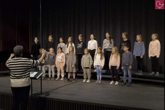 Kinder der Musikschule Brixen unter der Leitung von Valeria Gasser bei der Aufnahme des Liedes Die Ostereierdetektive (Foto: LPA/Südtiroler Chorverband)