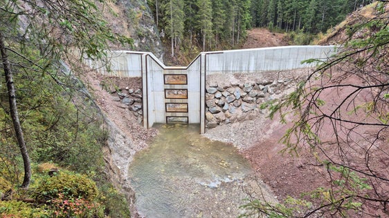 La nuova barriera si trova nel Rio Sesto in una gola profondamente incisa, larga 28 metri e alta 8 metri. (Foto: Ufficio sistemazione bacini montani est)