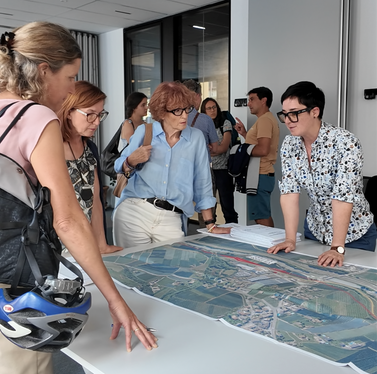 Vertreterinnen und Vertreter der Umweltverbände haben sich am 26. August mit STA-Generaldirektor Joachim Dejaco, Amtsdirektor Alexander Alber und den an der Planung beteiligten Fachleuten des Landes und der Südtiroler Transportstrukturen AG (STA) zum zweigleisigen Ausbau der Bahnlinie Bozen–Meran ausgetauscht. Im Mittelpunkt standen der aktuelle Planungsstand, Anliegen der Verbände sowie die nächsten Verfahrensschritte. (Foto: LPA/Ressort Infrastrukturen und Mobilität)