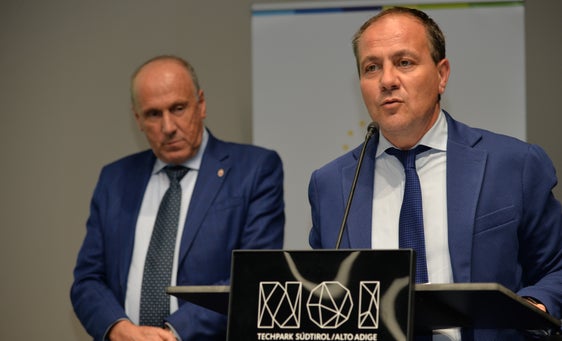 Die Landeshauptmannstellvertreter Giuliano Vettorato (r.) und Mario Tonina bei der Eröffnung der Eusalp-Energiekonferenz (Foto: Eusalp/Agentur für Energie Südtirol - KlimaHaus)