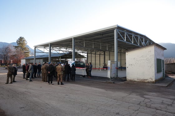 Eine stillgelegte militärische Liegenschaft wurde vom Verteidigungsministerium für die Verbindung zur neue Zughaltestelle in St. Jakob bereit gestellt, während das Militär als Ausgleich eine 480 Quadratmeter große Fahrzeugüberdachung erhielt. (Foto: STA/Brentegani)