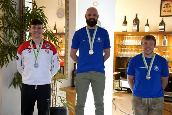 Simon Weithaler (Mitte) sicherte sich die Goldmedaille, Michael Waldboth (rechts) gewann Bronze. (Foto: ARGE ALP/Tiroler Landesschützenbund)
