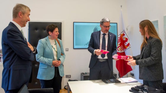 Aktuelle Theater-Vorhaben und natürlich das Programm des VBB durften beim Austausch der VBB-Spitze mit Landeshauptmann Kompatscher nicht fehlen. V.l.n.r.: VBB-Vize-Präsident Alexander Gasser, VBB-Präsidentin Judith Gögele, Landeshauptmann Arno Kompatscher und VBB-Intendatin Girkinger. (Foto: LPA/Angelika Schrott)