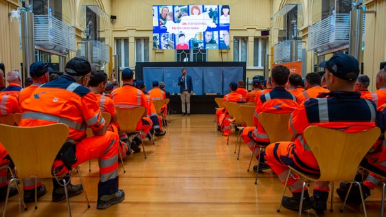 Mantenere le nostre strade sicure e in buone condizioni richiede molti dipendenti che lavorano sodo. Il lavoro che i cantonieri svolgono ogni giorno è di enorme importanza per tutti gli utenti della strada, ha dichiarato l'assessore Alfreider durante la cerimonia di benvenuto ai nuovi cantonieri. (Foto: ASP/Fabio Brucculeri) 