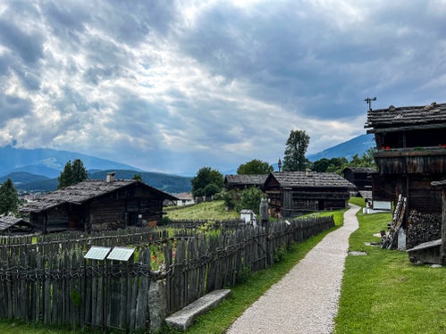 I Musei provinciali dell'Alto Adige (nella foto l'area esterna del Museo provinciale degli usi e dei costumi di Teodone) sono gestiti e amministrati dall'Azienda Musei provinciali. (Foto: USP/Ingrid Silginer)