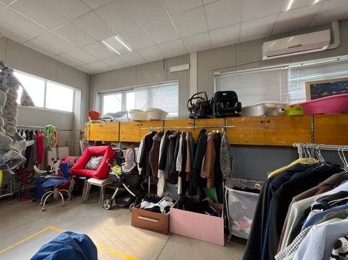 Im Wiederverwendungszentrum Second Life der Gemeinde Bologna können gebrauchte Gegenstände in gutem Zustand abgeben werden, die mit Hilfe eines Punktesystems zum kostenlosen Mitnehmen angeboten werden. (Foto: LPA/Landesamt für Abfallwirtschaft)