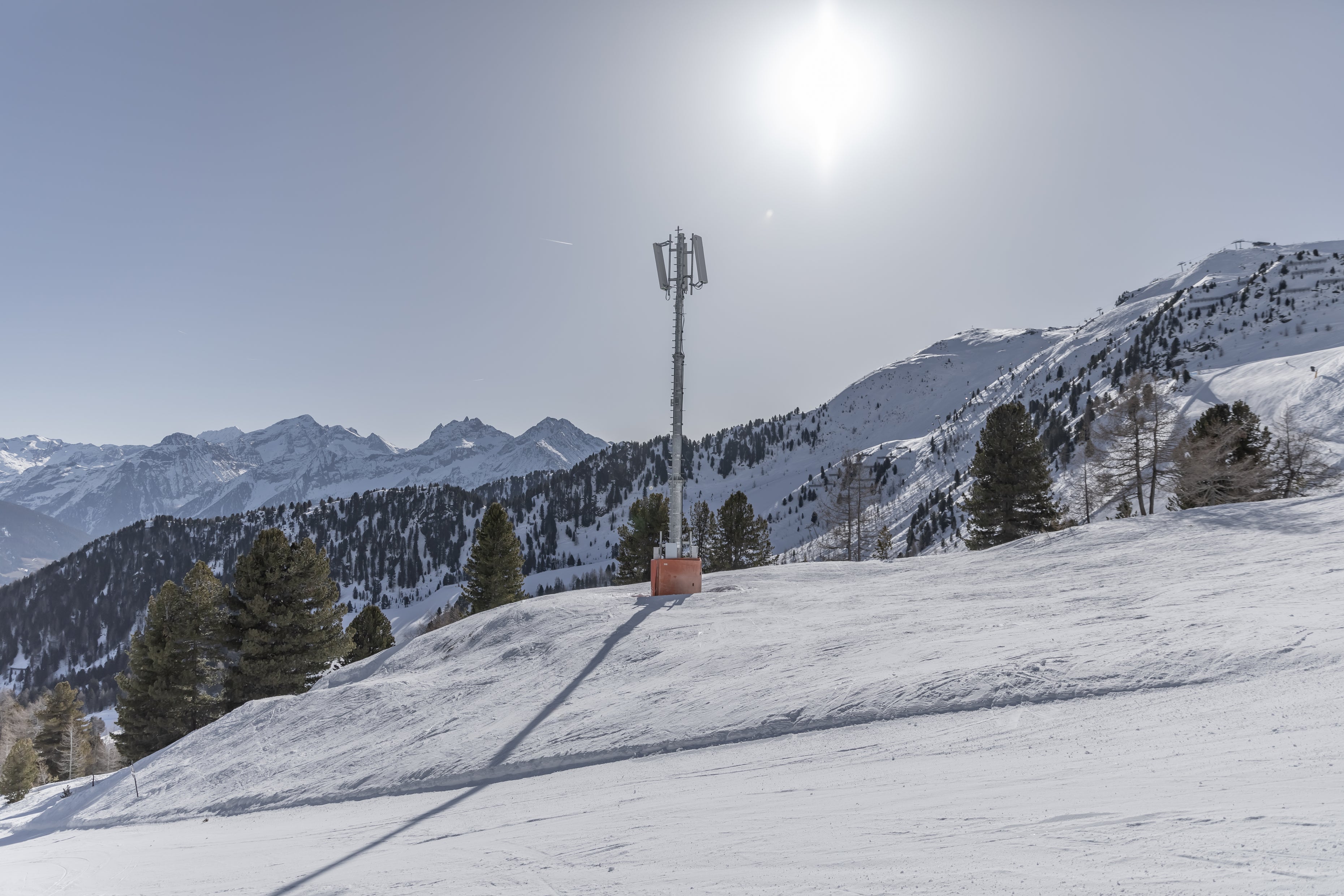 Grazie all'impiego dell'innovativa tecnologia DAS, i segnali di telefonia mobile dei quattro operatori Tim, Windtre, Vodafone e Iliad vengono acquisiti presso l'attuale sito di trasmissione di Lutago e trasportati tramite collegamenti in fibra ottica alle antenne del comprensorio sciistico di Monte Spico. (Foto: Speikboden-Skiworld Ahrntal/Pierre Sieberin)
