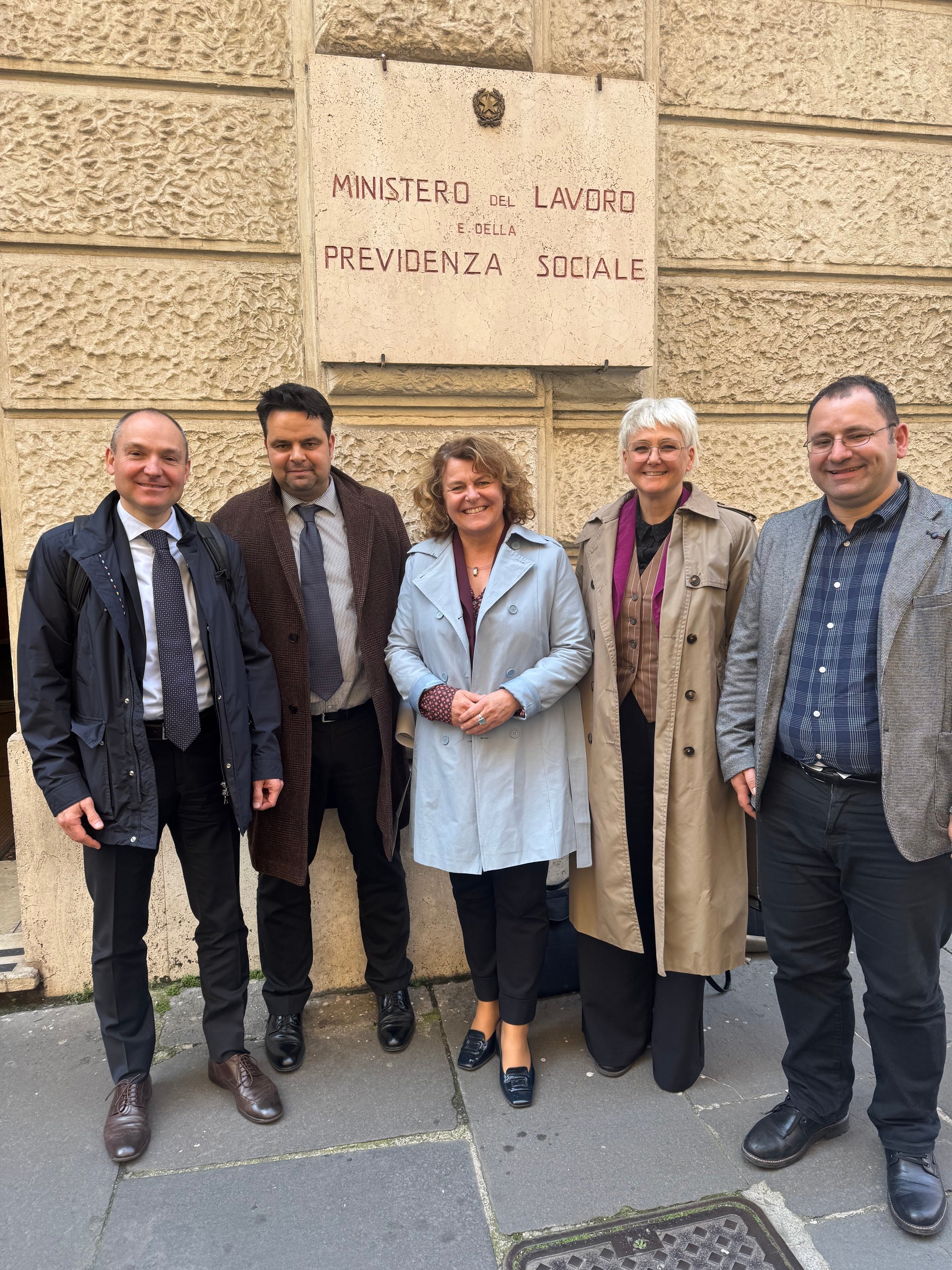 In Sachen Ehrenamt in Rom vorgesprochen: Gabriele Vitella (Amt für Gesetzgebung), Senator Meinhard Durnwalder, Landesrätin Rosmarie Pamer, Ressortdirektorin Michela Morandini und Christoph Pichler (Amt für Freiwilligenwesen und Solidarität). (Foto: LPA)