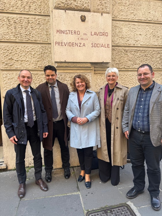 In Sachen Ehrenamt in Rom vorgesprochen: Gabriele Vitella (Amt für Gesetzgebung), Senator Meinhard Durnwalder, Landesrätin Rosmarie Pamer, Ressortdirektorin Michela Morandini und Christoph Pichler (Amt für Freiwilligenwesen und Solidarität). (Foto: LPA)