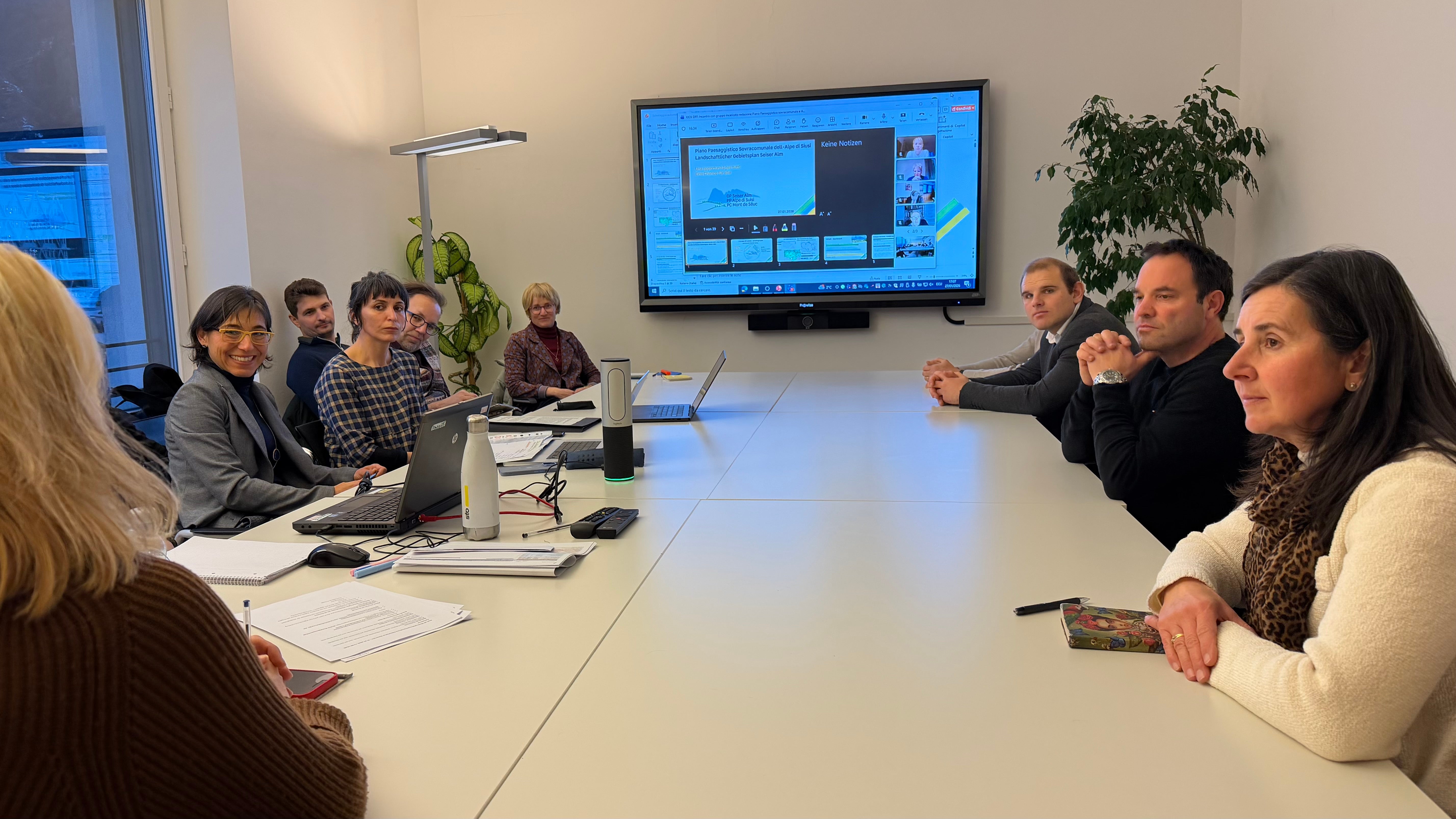 Cun l’ancunteda di 27 de jené a Bulsan àl scumencià i lëures per l plann raiunel sëuracumenel dla Mont de Sëuc: reprejentanc dla Provinzia y di Chemuns de Ciastel (dancà a man drëta la ambolta Christina Pallanch), Santa Cristina y Sëlva deberieda cun esperc da dedora à tlo fat pea. (Foto: Ufize provinziel per la Planificazion di Chemuns y dla Cuntreda)  