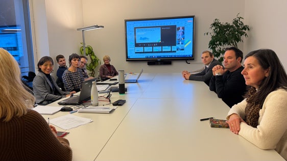 Mit dem Treffen am 27. Jänner in Bozen starten die Arbeiten am neuen übergemeindlichen Gebietsplan Seiser Alm: Vertreterinnen und Vertreter des Landes und der Gemeinden Kastelruth (vorne rechts Bürgermeisterin Christina Pallanch), St. Christina und Wolkenstein sowie externe Fachleute nahmen daran teil. (Foto: LPA/Thomas Hofer)