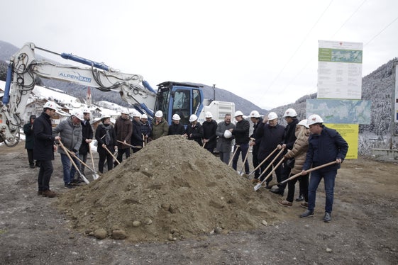 Primo colpo di pala per il cantiere della circonvallazione di Perca (Foto: ASP/Tiberio Sorvillo)