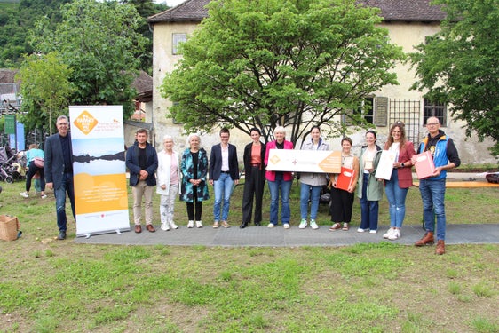 Strahlende Gesichter bei der Verleihung des Audits "FamilyPlus" an die Marktgemeinde Lana, die damit ihre zukunftsgerichtet Familienpolitik unter Beweis stellt. (Foto: LPA/Gemeinde Lana/Andrea Eder)