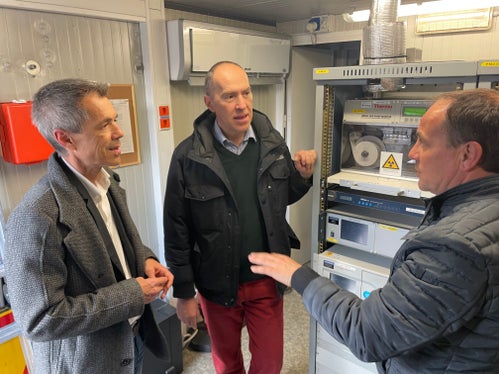 Georg Pichler (nella foto il primo a sinistra), direttore dell'Ufficio provinciale Aria e Rumore, Luca Verdi, direttore del Laboratorio di analisi dell'aria e radioprotezione, e l'assessore provinciale all'Ambiente Giuliano Vettorato presso la stazione di monitoraggio dell'aria in via Claudia Augusta a Bolzano (Foto: ASP/Gnews)