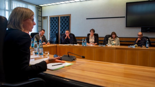 Wir nehmen konstruktive Anregungen und Vorschläge gerne auf, hob Landesrätin Magdalena Amhof (l. im Vordergrund) gegenüber den Vertreterinnen und Vertretern der Gewerkschaften hervor. (Foto: LPA/Fabio Brucculeri)