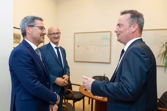 Da sinistra i presidenti Kompatscher e Mattle con il primo ministro Paasch (Foto: ASP/Javier Bernal Revert)