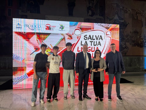 Gli studenti dell'Istituto tecnico economico delle Scores Altes di La Villa in Badia festeggiano i successi ottenuti al concorso “Salva la tua lingua locale” a Roma: da sinistra a destra Mark Planinschek, Samuel Pizzinini, Edoardo Alfarei, il presidente dell'Unione Nazionale Pro Loco d'Italia Antonio La Spina, la presidente delle Pro Loco della Regione Trentino-Alto Adige Monica Viola e Carlo Suani (Foto: USP)