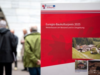 Mostra itinerante “Cultura del costruito nell'Euregio Tirolo-Alto Adige-Trentino”: un'occasione per informarsi sulla cultura architettonica, riflettere sulla progettazione del proprio ambiente di vita e trovare ispirazione per i propri progetti. (Foto: USP/Fabio Brucculeri)