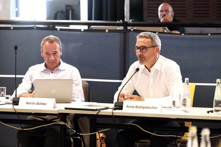Der Bündner Regierungspräsident Martin Bühler (links) und Landeshauptmann Arno Kompatscher (rechts) bei der gemeinsamen Sitzung der Regierungsdelegationen in der Basis Vinschgau in Schlanders. Im Hintergrund Techniker Paul Kofler. (Foto: LPA/Alan Bianchi)