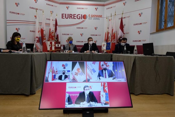 Die heutige EVTZ-Vorstandssitzung in der Casa Moggioli in Trient, in der Bildmitte Euregio-Präsident Fugatti und Euregio-Generalsekretärin Marilena Defrancesco (Foto: Presseamt Trentino/Matteo Rensi)