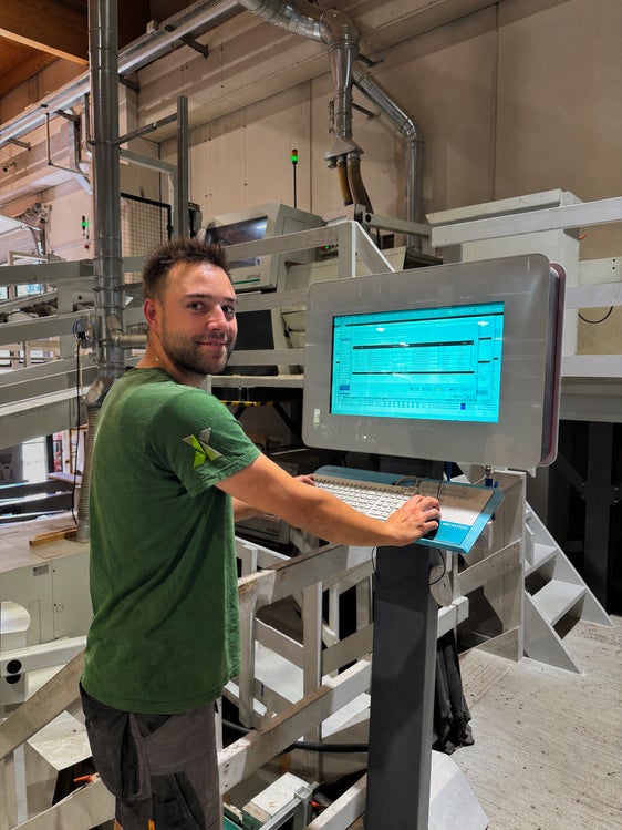 Ein Prozesstechniker (im Bild) beziehungsweise eine Prozesstechnikerin plant, überwacht und verbessert technische Abläufe in einem Betrieb. Auf Vorschlag von Landesrat Philipp Achammer hat die Landesregierung am 28. August die Einführung dieses neuen Lehrberufs beschlossen. (Foto: LPA/Landesamt für Lehrlings- und Meisterausbildung/Xtimber AG)