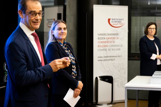 Il segretario generale della Camera di commercio di Bolzano Alfred Aberer (a sinistra) e Ulrike Oberhammer, presidente della Commissione per le pari opportunità per le donne, durante la consegna degli attestati presso il servizio WIFI della Camera di Commercio. (Foto: Imprexa/Alan Bianchi)