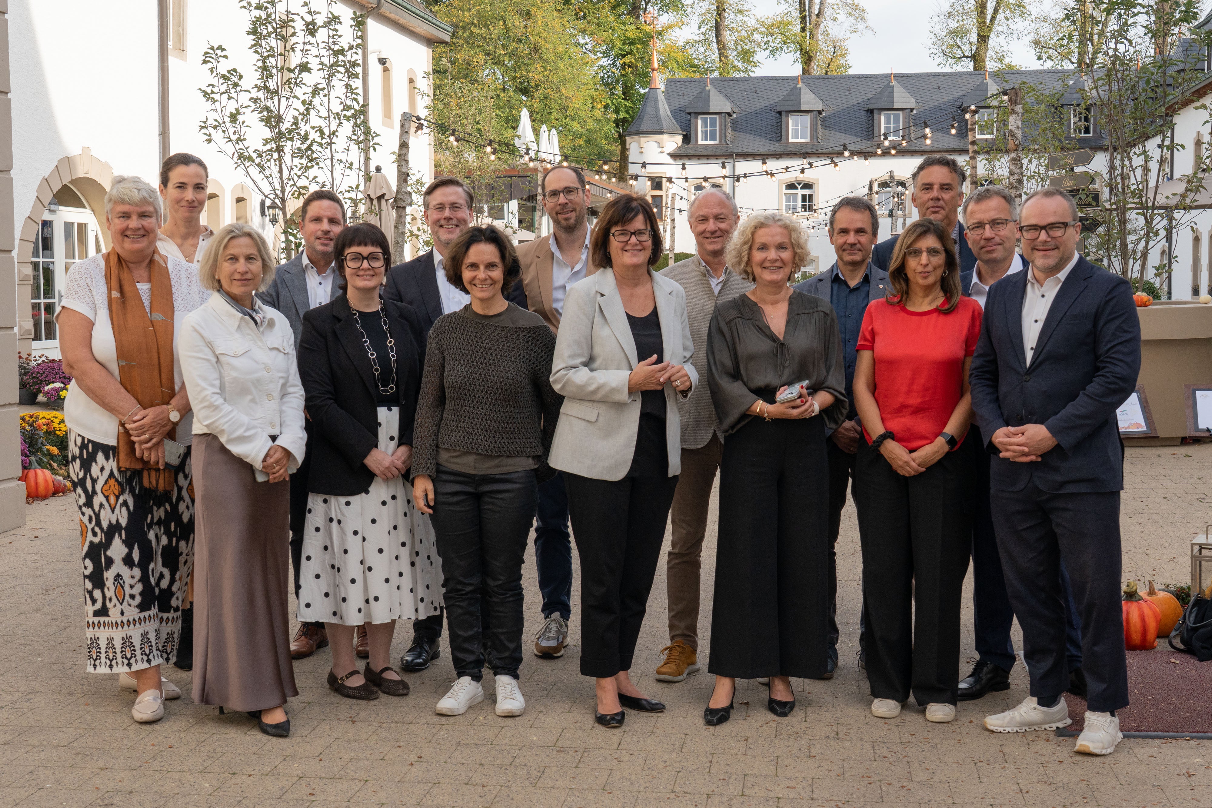 Gli esperti e le esperte del mercato del lavoro che si sono incontrati in occasione della conferenza dei Servizi dei mercati del lavoro a Lussemburgo: in prima fila (da sinistra) Silke Brüggebors (Lussemburgo), Katja Gey (Liechtenstein), Sabine Herzet (Belgio orientale), Marjan Hartveldt (Lussemburgo), Petra Draxl (Austria), Isabelle Schlesser (Lussemburgo), Vanessa Ahuja (Germania), Martin Godel (Svizzera). Fila posteriore (da sinistra): Judith Duveen (Paesi Bassi), Damien Yerly (Svizzera), Steffen Sottung (Germania), Niels Lieman (Paesi Bassi), Werner Pramstrahler (SML della Provincia autonoma di Bolzano), Stefan Luther (direttore SML della Provincia autonoma di Bolzano), Andreas Caluori (Liechtenstein), Johannes Kopf (Austria). Assente: Christiane Lenz (Germania). (Foto: USP/Servizio Mercato del lavoro della Provincia autonoma di Bolzano)

