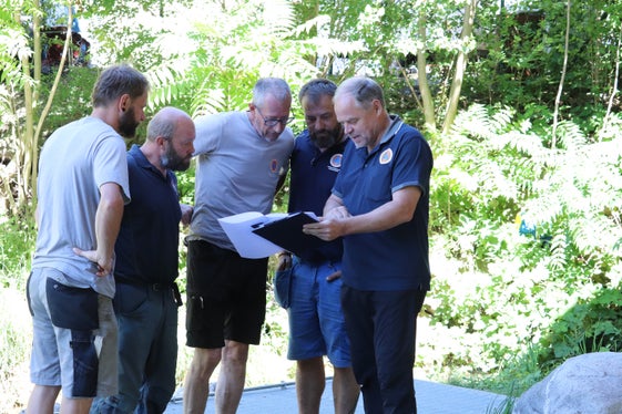 Wildbachverbauer bei der Fischhälterung im Haarwaal beim neuen Flusspark an der Passer in Meran (von links): Lukas Haller, Michael Ennemoser, Hansjörg Haller, Vorarbeiter Thomas Pichler, Amtsdirektor Peter Egger (Foto: LPA/Maja Clara)