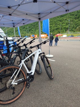 All'e-drive day non c'erano solo auto elettriche, ma anche diverse biciclette elettriche da provare. (Foto: Sta/Banfi)