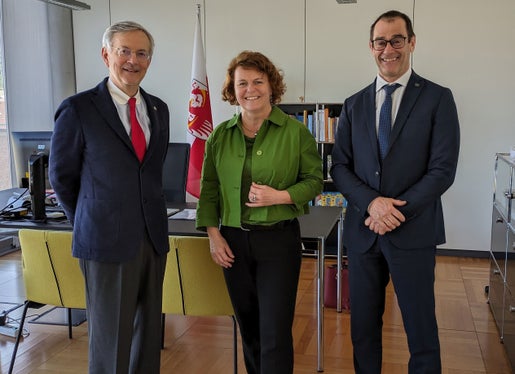 Führen das Kooperationsprojekt audit familieundberuf überzeugt weiter: Handelskammerpräsident Michl Ebner, Landesrätin Rosmarie Pamer, Handelskammer-Generalsekretär Alfred Aberer. (Foto: LPA/Hannes Wisthaler)