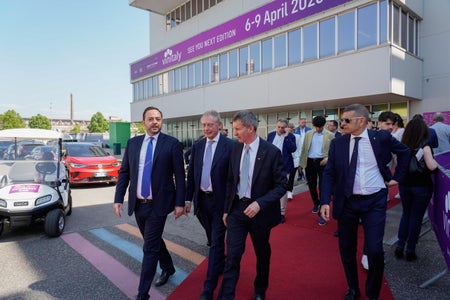 Landesrat Marco Galateo, Minister Adolfo Urso und Landesrat Luis Walcher (v. l.) auf dem Roten Teppich der Vinitaly  (Foto: LPA/Abteilung Landwirtschaft) 